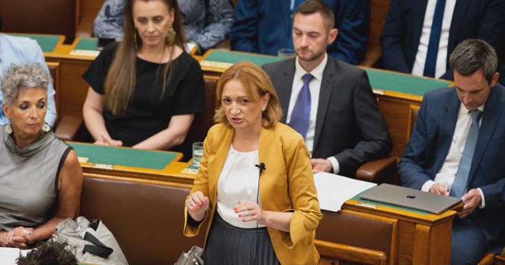 Négy vizsgálóbizottság jelentéstételi határidejét hosszabbítaná meg a Tisza