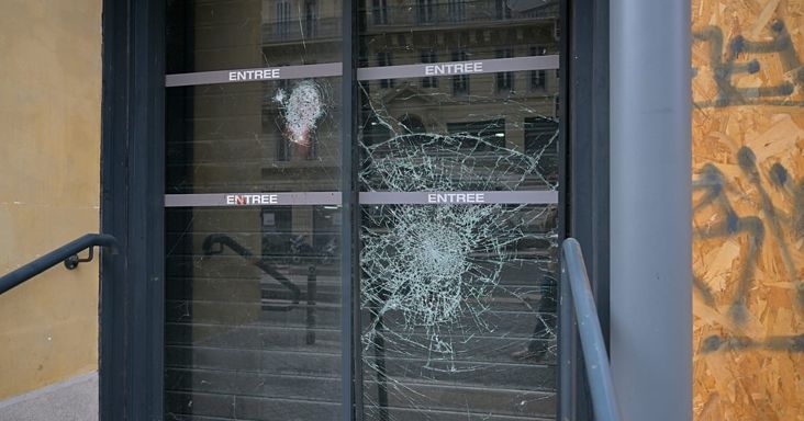Párizsi boltosok takarítják és javítják üzleteiket a zavargások után