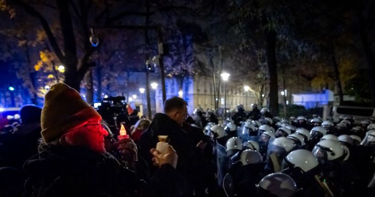 Lengyel puccskísérlet: Karol Nawrocki elnök maga tett rendet az Alkotmánybíróság épületében, de a politikai háború csak most kezdődik + videó