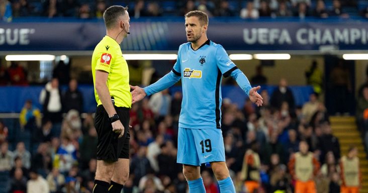 Varga Barnabást már a pályára lépése előtt „kiállították” az AEK BL-meccsén – Ez volt az oka