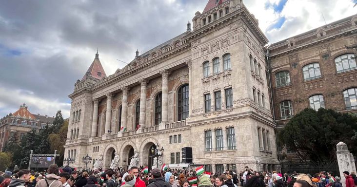 Kezdődik - vita lett Magyar Péter fellépési tervéből - ez zajlik az utcán a Műegyetemnél, gyülekeznek a fiatalok, a miniszterelnök is megjelent - fotók