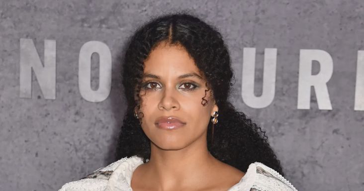 Babát vár Zazie Beetz, először mutatta meg gömbölyödő pocakját