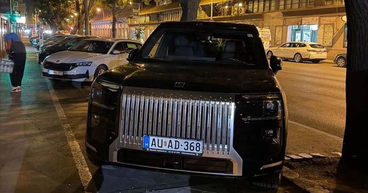 70 milliós kínai luxusautóval fotózták le Magyar Péter testvérét – Magyar Márton reagált a történtekre