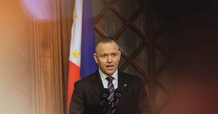 Akkora a káosz a lengyel alkotmánybíróság körül, hogy az elnök visszafordult Afrikából, és tüntetők vonultak az épülethez