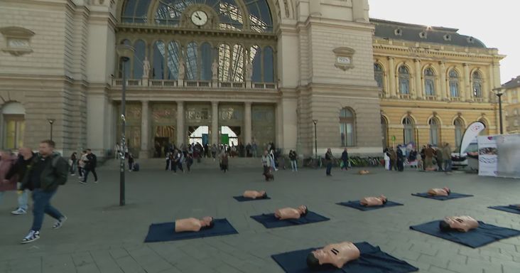 Egyetlen mozdulat is életet menthet: rendhagyó flashmobot tartottak a Keleti pályaudvarnál