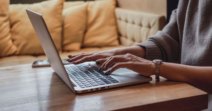 Évtizedes tabut dönt meg az Apple: teljesen új MacBookot dobnak piacra, ilyet még soha nem csináltak
