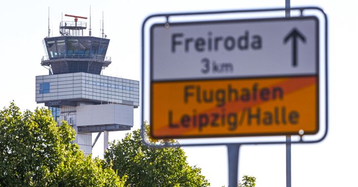 Jármű törhette át a lipcsei repülőtér kerítését, lezárták az egyik kifutópályát