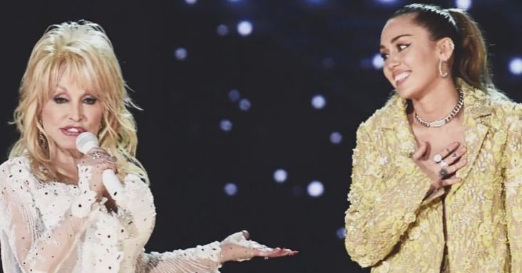 Miley Cyrus azt állítja, hogy Dolly Parton a túlvilágról üzent neki: Még a lámpák is villogni kezdtek