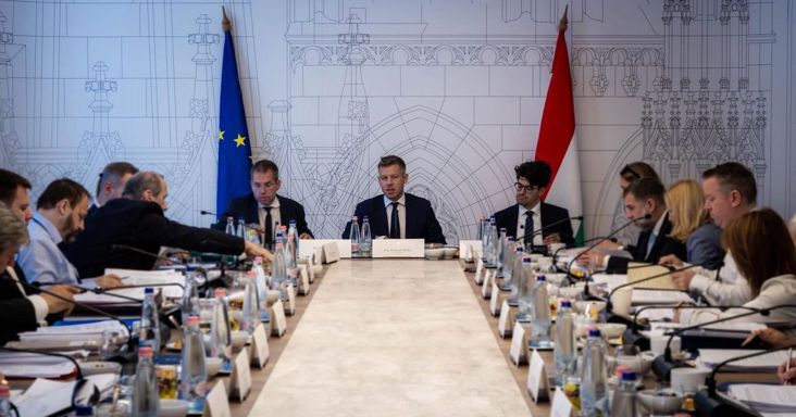 Szupertitkos: Orbán Viktorék kormányüléseit nyilvánosságra hozzák, de saját összefoglalóit nem adja ki Ruff Bálint minisztériuma – Magyar Péteren múlik minden
