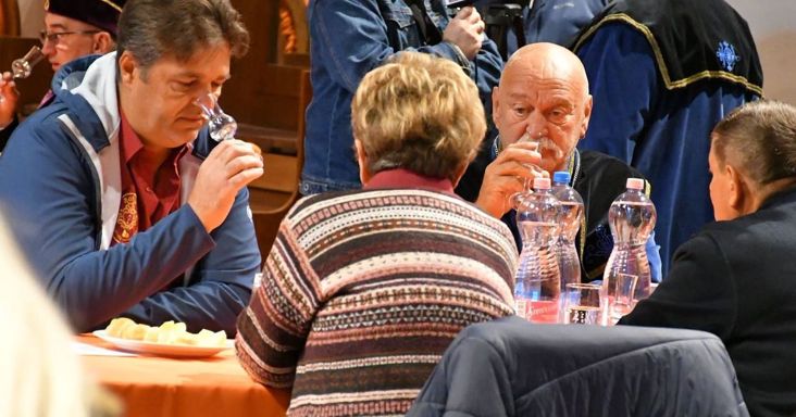 Pálinkaszentelés és rétessütés Jászkiséren: kihirdették a rangos nemzetközi verseny győzteseit