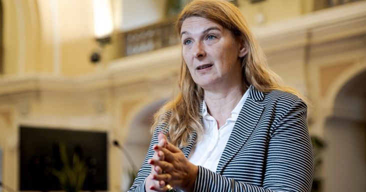 Baranyi Krisztina: Attól nekünk jobb, ha kést tesznek a torkunkra, egyre mélyebben vágnak a húsunkba, de közben sűrűn elnézést kérnek?