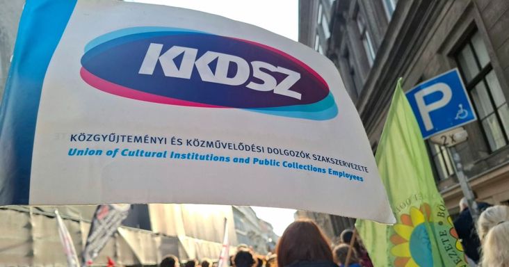 Ez gyors volt: Magyar Péter alighogy bejelentette a nagy béremelést, azonnal tüntettek a Miniszterelnökségnél, Tarr Zoltánnak is bekiabáltak − „Ilyen szépen megfogalmazott nulla százalékos béremelést még nem hallottam”