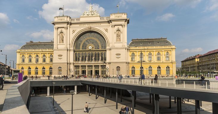 Óriási vonatleállások sok vonalon, a problémát egy áramszedő törése okozta Kőbányán