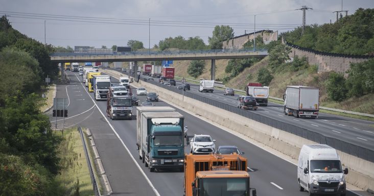 Több mint 15 kilométeren állt be a dugó az M0-son