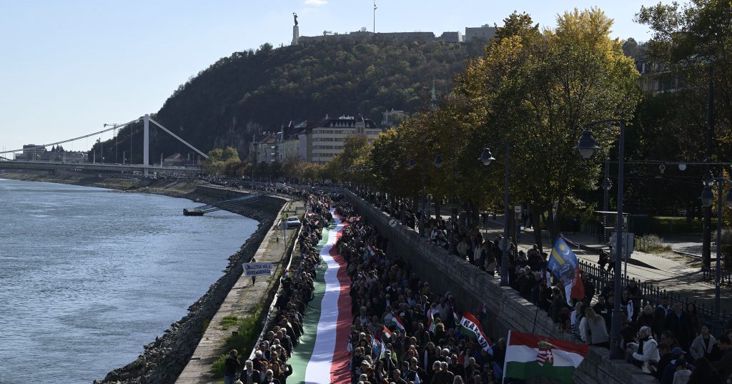 Jens Stoltenberg a magyar Parlamentből üdvözölte 94 éves barátját, akinek a forradalom idején kellett hátrahagynia Magyarországot