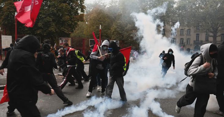 Párizs több részén is kijárási tilalmat rendeltek el a hétvégi zavargások után