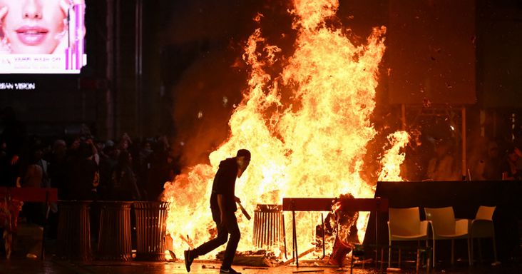 Csatatérré változott Milánóban a dóm előtti tér a tüntetők és a rendőrök összecsapásai miatt