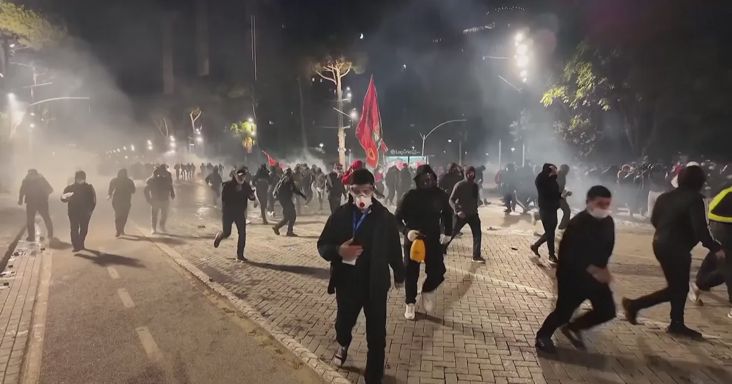 Utcai káosz Albániában: a parlamentet is elérték a kormányellenes tüntetések