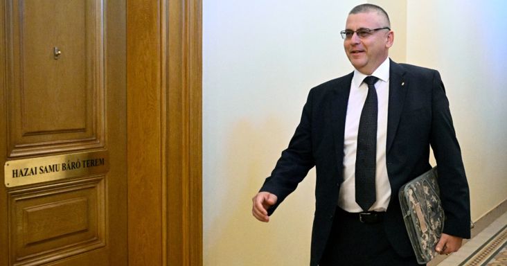 Lézerfegyvert lát a magyar katonák kezében a honvédelmi miniszter