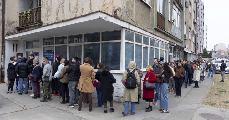 Kétharmadhoz közel a részvétel, súlyos vádak kísérik a szavazást Szerbiában