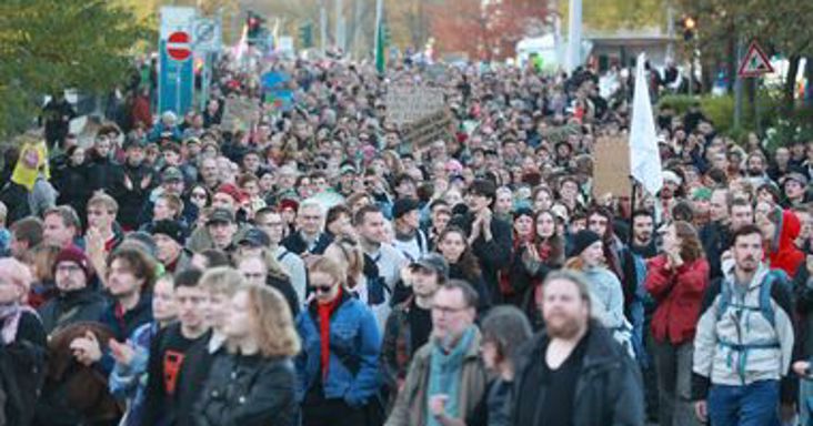 Több ezren tüntettek Jénában az AfD helyi vezetőjének fellépése ellen
