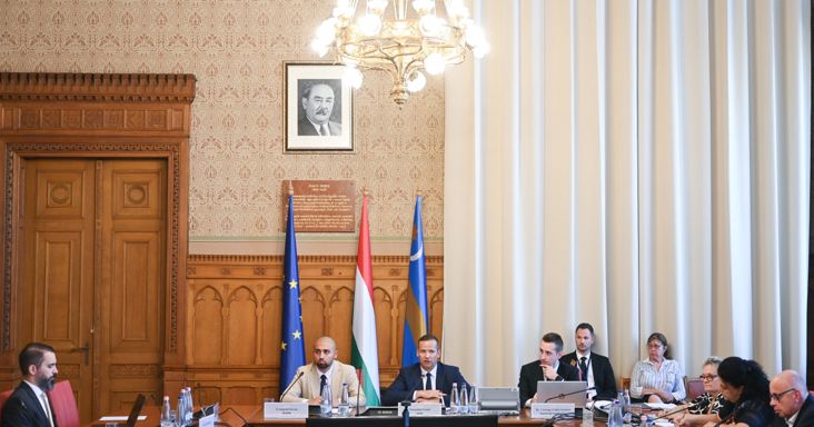 Hat volt igazságügyi minisztert hallgat meg vagy nyilatkoztat a végrehajtási bizottság