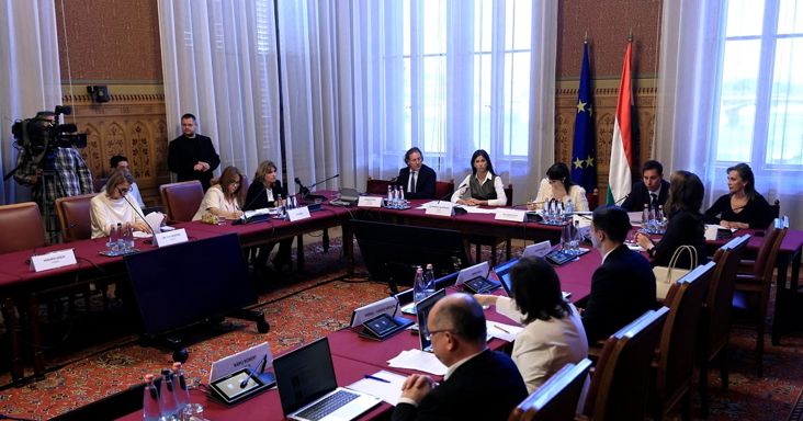 Súlyos vádak és feszültség a parlamentben: Nem kapta meg a kellő támogatást a Fidesz közeli tévés