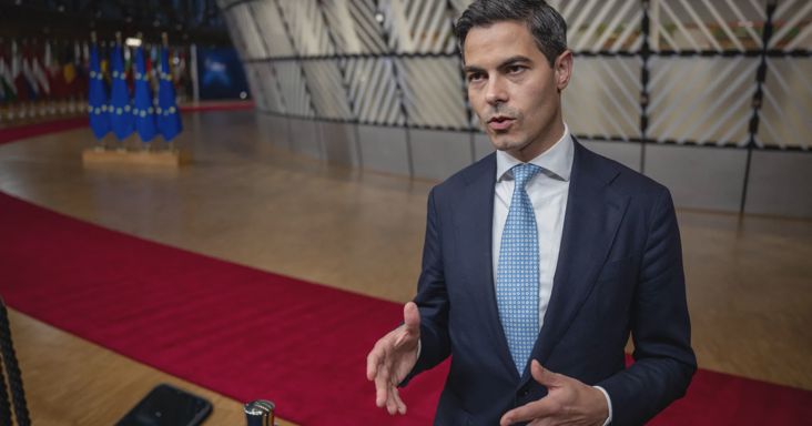 Gyermeke lesz a nyíltan meleg holland miniszterelnöki párnak, miközben a béranyaság szabályairól folyik a vita