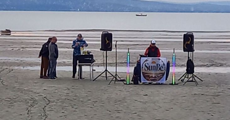 DJ-pult került a Balaton kiszáradt medrébe – Nem mindennapi látvány fogadta a sétálókat