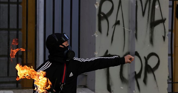 Albán rendőrök összecsapnak tüntetőkkel Tiranában, hatodik napja tart a zavargás