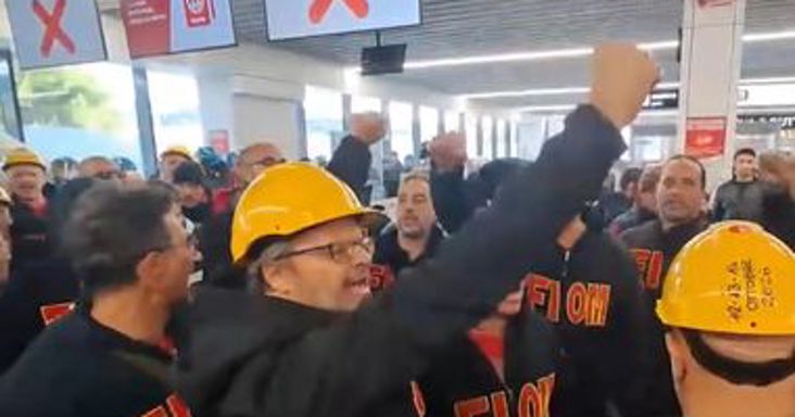 Videó: acélgyári munkások vették blokád alá a genovai repülőteret