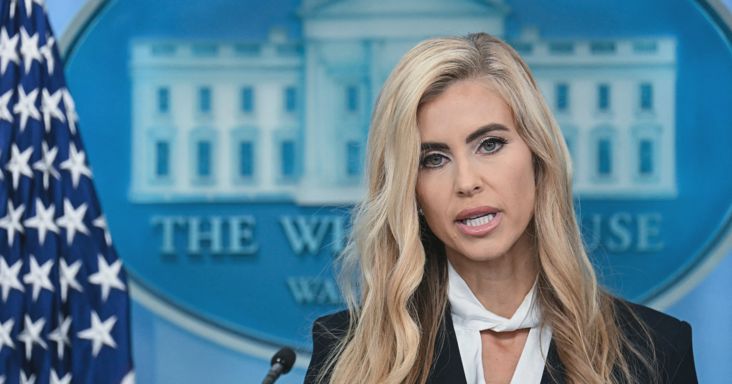 Botrányosra sikeredett Trump új szóvivőjének a bemutatkozása