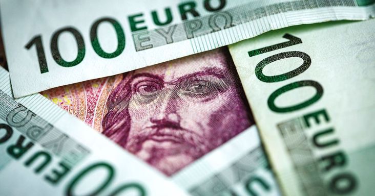 Magyar Pétertől remél erőt a forint, a dollár és az euró is drágul a nap bejelentése előtt – az európai tőzsdéket is elérte a tüntetési hullám