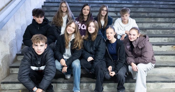 Leesett a bácsi a békásmegyeri HÉV-megálló lépcsőjén, a felnőttek továbbmentek, csak a tinik segítettek neki