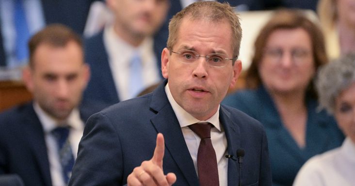 Hárommilliárdos tanácsadói szerződés miatt tett feljelentést a Miniszterelnökség