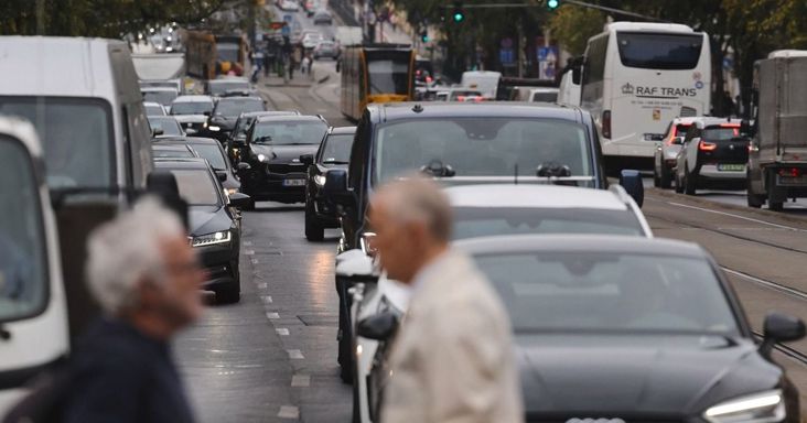 Budapest elesett, az idegtépő dugók már a mindennapok részei: lezárás lezárást követ, feltúrják, amit találnak – ezért nem lát a pipától az autós