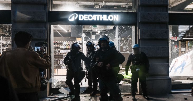 Ötszáz katonát vezényel Milánóba az olasz kormány a napok óta tartó tüntetések és fosztogatások után