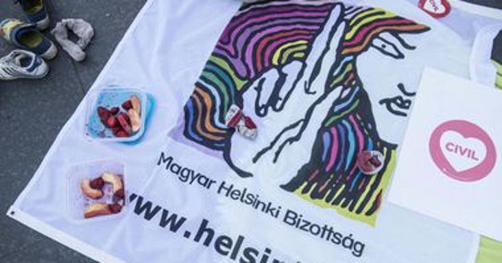 Szabálysértésre hivatkozva egy félreeső helyre vitte, majd meg akarta csókolni a 17 éves lányt a civil ruhás rendőr