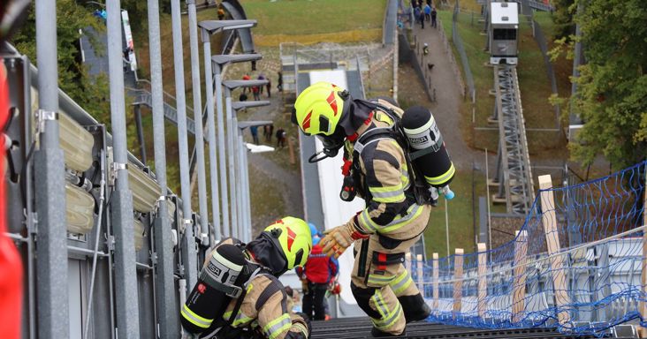 Végignézte férje halálát a magyar tűzoltó felesége – Megszólalt a lépcsőfutó versenyen történt tragédiáról a lánglovag édesanyja