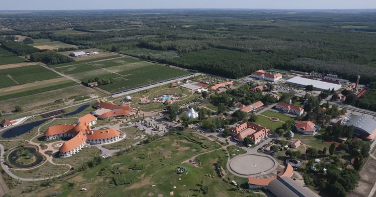 Mészáros és Hernádi szállodája helyett már Lezsák Sándor birodalmát választja a Fidesz