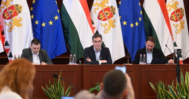 Elszabadultak az indulatok a Városházán, gúnyos tapssal és szokatlan "ajándékkal" üzentek Karácsony Gergelynek
