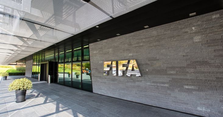 Ledobta a bombát a sportvilág: azonnal lemondatnák a FIFA elnökét a be nem vallott pénze miatt