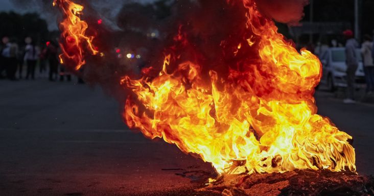 Elszabadult a pokol Albánia fővárosában: bankok és épületek borultak lángba a diáktüntetések során