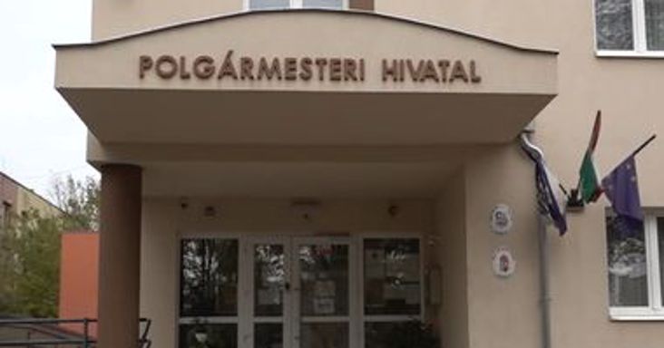 Lemondott Gádoros alpolgármestere, miután egy férfi nemi szerv jelent meg a Facebook-oldalán