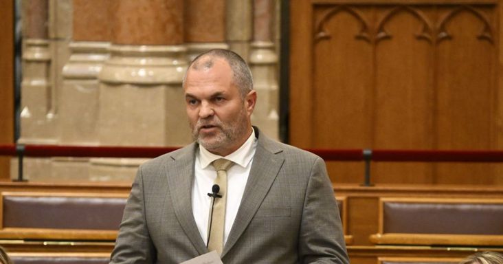 A Tisza állítja, Sárosi József nem Hadházy földmutyis leleplező posztja, hanem a sok elfoglaltsága miatt távozott a vizsgálóbizottság éléről