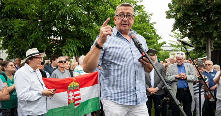 Bár Bayer Zsolt az akkurátus adófizetésével büszkélkedett, többmilliós köztartozást és sorozatos végrehajtásokat találtunk körülötte