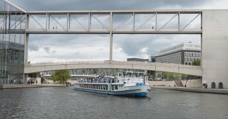 Felborult egy hajó Berlinben, nagy erőkkel vonultak ki a mentők