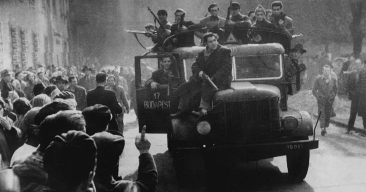 Az 1956-os forradalmároknak az akasztófahumor kínált menedéket a frontokon