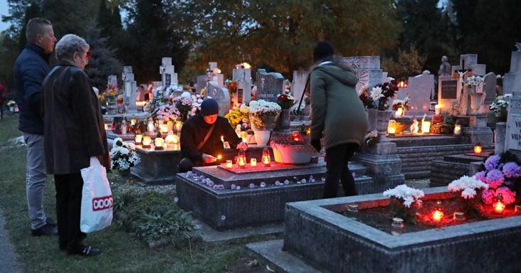 Hosszabb nyitvatartással várják a megemlékezőket a fővárosi sírkertek