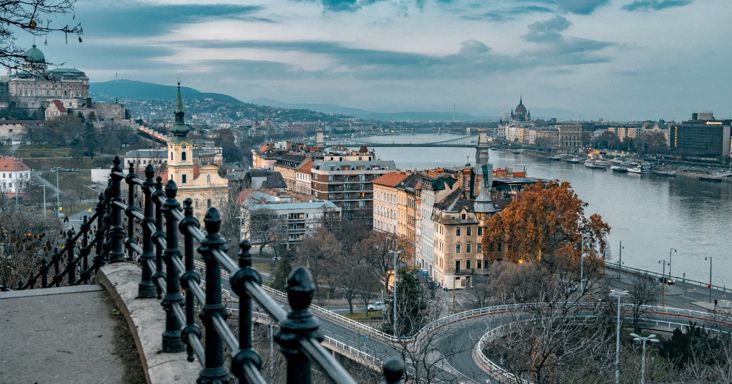 Két távoli ciklon kavarja fel a hétvégi időjárást
